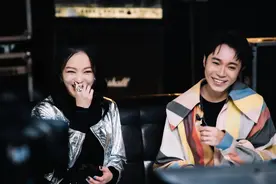 当你们在关注张韶涵的耳环时，我只想知道胡海泉的手表在哪买的图片