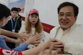 七一晚会后台再曝花絮，成龙于和伟热情打招呼，小鲜肉集体高冷图片