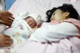 湖南“最牛接生婆”35年零事故：3天迎接89个新年宝贝，曾为首个“水宝宝”接生图片