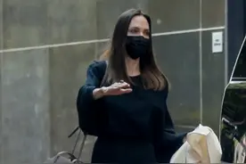 46岁安吉丽娜朱莉近照暴瘦，手腕青筋暴起，身材单薄瘦成皮包骨图片