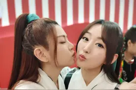 陈妍希晒浪姐后台自拍合照，无滤镜下杨钰莹张柏芝张馨予颜值耐打图片