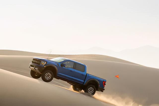 敢这样玩也只有TA了 外媒试驾新款福特F-150猛禽 | 卡车之友网