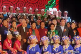 龙岩著名男高音歌唱家王如田放歌“民族大联欢”文艺汇报演出图片