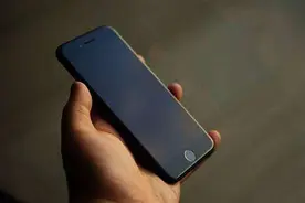 7，在此——这是来自亮黑配色iPhone7的霸气图片