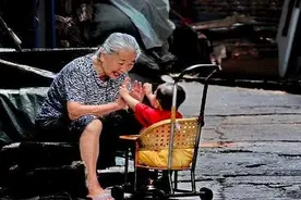 老人帮忙带娃是好事，但这4个问题要提前说清楚，对全家人有好处图片