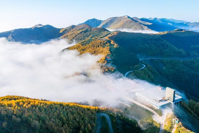 毛主席登上六盘山后，写下一首《清平乐》，全词大气磅礴雄浑豪放