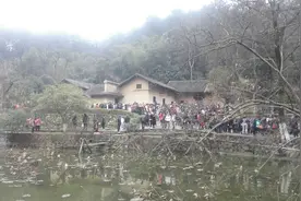 跟着课文去旅行《高一语文上 第1课 沁园春·长沙》毛泽东故居图片