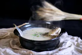 鲫鱼汤怎样做好喝？教您新做法，汤浓似奶又鲜美，给孩子喝特放心图片