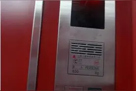 电梯突发故障！8岁女孩却淡定自若 不急不缓用出三招脱险而出……图片