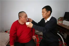 三门峡男子不离不弃照顾瘫痪前妻 17年没睡过一个囫囵觉图片