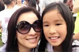 8位星二代女儿，小眼睛、塌鼻梁、黑皮肤，跟爸爸差太多图片