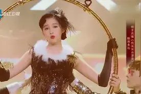 关晓彤演绎《小冤家》超俏皮，雪姨现场表演魔性开门，太逗了图片