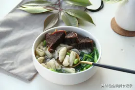 带娃玩面团，一起搓猫耳朵，煮一碗暖暖的爱心青菜蘑菇猫耳朵面图片