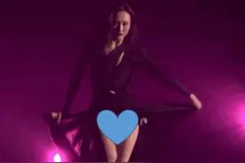 38岁王鸥综艺热舞，长发红唇美艳撩人，穿黑色长裙秀火辣身材图片