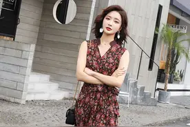 无袖印花淑女连衣裙，撞色收腰蝴蝶结设计，时尚有型不单调图片