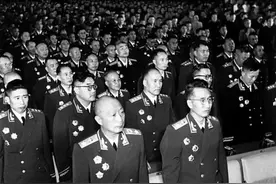 谁因授衔过低被闹到了毛主席处？主席升他为少将，儿子是武警少将图片