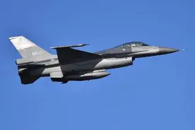 台军4架F16抹掉涂装，凌晨起飞横跨整个太平洋，秘密飞往美国基地图片