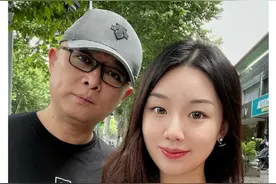 孟非女儿近照罕曝光！容貌精致学历出众 网友喊郭麒麟来入赘图片