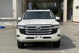 2022款丰田陆巡LC300正式到店，3.5T/4.0L引擎，配双变速箱图片