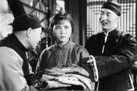 黄世仁借钱给杨白劳，又能让喜儿过上好日子，有错吗？图片