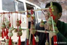 河南六旬大叔常年深山里摆摊，说出原因才让人恍然大悟图片