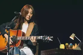陈绮贞43岁了，她唱的还是我们的18岁图片