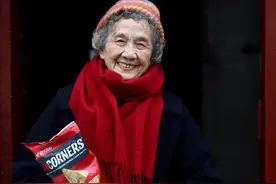 年过古稀也“臭美”，这位奶奶的穿搭堪称老年楷模，自然淳朴真实图片