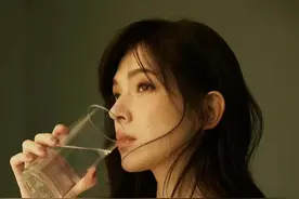 被许玮甯的内衣广告美到了，清丽性感又温柔图片
