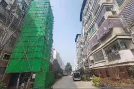 太洋气！老旧小区加装电梯，居民上下楼不再愁！图片