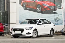 油耗只要6L，自动挡三厢合资家轿，价格还亲民，实拍现代悦动图片