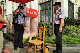 小区被封闭的第二天，他们主动请缨逆行进入……图片