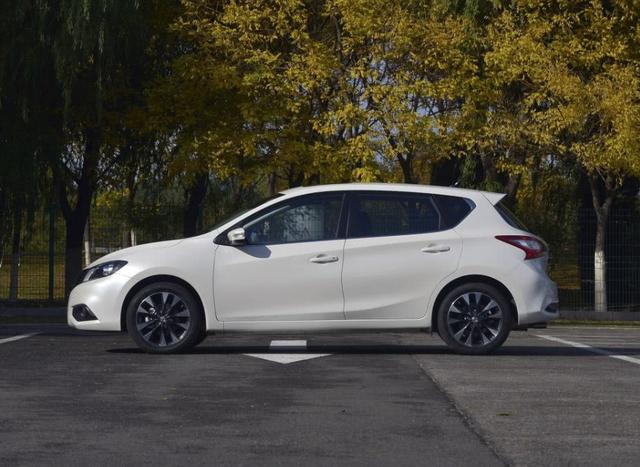 不到8万买高颜值两厢车，隔音奇好车身比飞度大，还有舒适小沙发