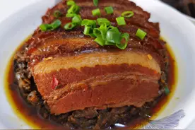 看看四川一家5口的年夜饭，做了10个菜，外地朋友直呼：太浪费图片
