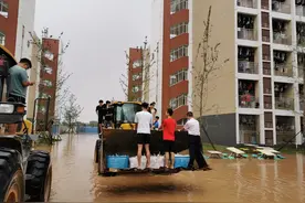广西暴雨阻断出行路：高校学子“水中”自娱自乐，温暖又有趣图片