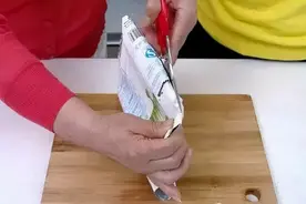 她把牛奶盒拿到了厨房里，奇迹的事情发生了…图片