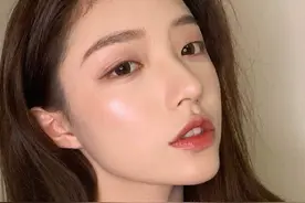 小说：我帮美女同事捡手机看到一张图片，发现她有不为人知的秘密图片