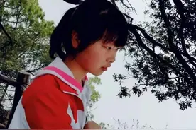 她5岁被妈妈扔出车窗死里逃生，不想学习就翻看相册，高考多少分图片