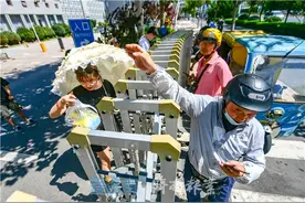 高校封闭管理 学生指定区域取快递外卖图片