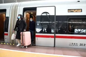 武汉始发高铁陆续抵达深圳，2800多人乘坐火车返深图片