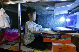 父母在菜市场摆摊，孩子在案板下学习，小女孩认真学习的样子真美图片