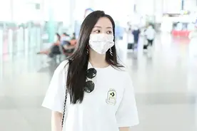 张靓颖瘦了真高调，穿大码T恤玩失踪走机场，竹竿腿身材变化大图片