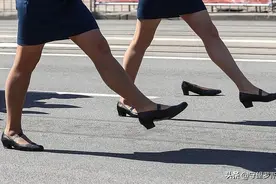 阅兵式上“掉鞋不掉链子”，俄美女准尉获得特别表彰图片