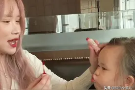 “最臭美宝宝”撅着嘴隔空涂口红，网友乐了：这怕是涂了个寂寞？图片