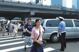 “礼让斑马线”电子眼今日启用，记者探访昌平多处路口，礼让行为喜忧参半图片