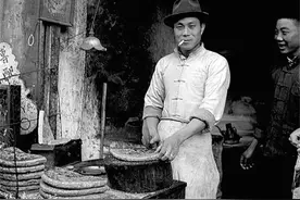 1945年上海人的生活，卖毛笔老先生挂着广告“明察秋毫”图片