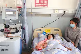 妹妹的造血干细胞移植给姐姐，以前要用很粗的针扎进骨头里，现在不用了图片