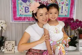 陈茵媺制作蛋糕为女儿庆4岁生日 温馨全家福流露出幸福的喜悦图片
