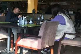 53岁侯勇罕携三婚娇妻现身，同框似父女，女方身材圆润疑有身孕图片
