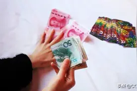 女子遇“好心人”送去机场，中途却被带到出租屋，打起了扑克图片