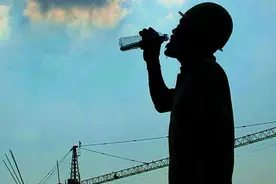 高温下的农民工衣服每天湿漉漉，再热也不休息，一天要喝十来斤水图片